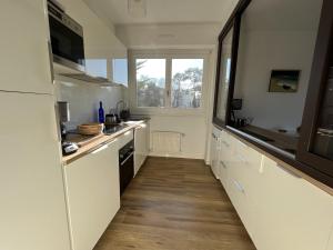 Kuchnia lub aneks kuchenny w obiekcie Superbe T2 avec balcon et parking, idéalement situé à Arcachon - FR-1-374-200