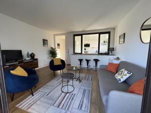 salon z kanapą i stołem w obiekcie Superbe T2 avec balcon et parking, idéalement situé à Arcachon - FR-1-374-200 w Arcachon