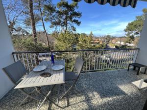 Balkon lub taras w obiekcie Superbe T2 avec balcon et parking, idéalement situé à Arcachon - FR-1-374-200