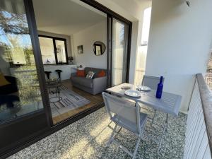 salon ze stołem i kanapą w obiekcie Superbe T2 avec balcon et parking, idéalement situé à Arcachon - FR-1-374-200 w Arcachon