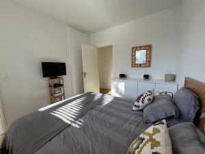 Łóżko lub łóżka w pokoju w obiekcie Superbe T2 avec balcon et parking, idéalement situé à Arcachon - FR-1-374-200