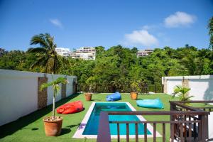 uma pequena piscina num quintal com relva verde em Chillax Boracay em Boracay