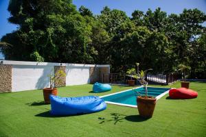 un patio trasero con piscina y macetas en Chillax Boracay, en Boracay