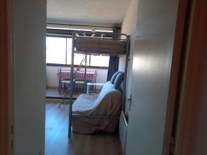 1 dormitorio con 1 litera en una habitación en Studio Seignosse, 1 pièce, 3 personnes - FR-1-239-900, en Seignosse