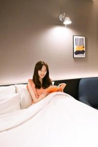 Postel nebo postele na pokoji v ubytování Brown Dot Hotel Busan Station
