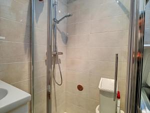 Kúpeľňa v ubytovaní Appartement Climatisé avec Cabine et Parking Privé, à Deux Pas de la Plage, WiFi Inclus - FR-1-715-7