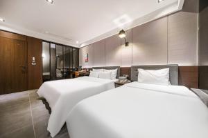 Postel nebo postele na pokoji v ubytování Brown Dot Hotel Busan Station