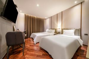 Un pat sau paturi într-o cameră la Brown Dot Hotel Busan Station