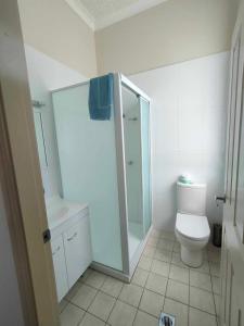 a bathroom with a toilet and a glass shower at Kandos Hotel in Kandos +15 photos