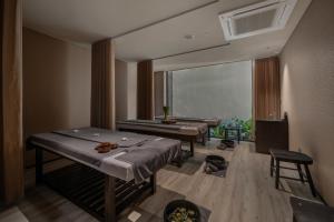 um quarto com duas camas num quarto com uma janela em Thè HEM Hotel and Apartment em Da Nang