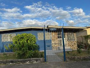 niebieski budynek z bramą przed nim w obiekcie Casa Arad w mieście Juan Díaz