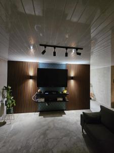 Casa Arad في Juan Díaz: غرفة معيشة مع تلفزيون بشاشة مسطحة كبيرة