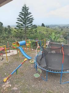 un grupo de niños juegan en un parque infantil en Finca Turística Alto Bonito Filandia, en Filandia