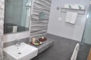 The Fern Residency Somnath的一间浴室