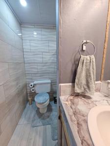 een badkamer met een toilet en een wastafel bij Nalu Home in San Francisco de Palmera