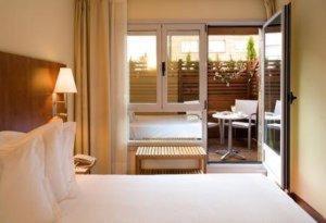 Pokój hotelowy z łóżkiem i balkonem w obiekcie Hotel Arena w mieście Gijón