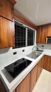 eine Küche mit einem Waschbecken und einem Fenster in der Unterkunft Nalu Home in San Francisco de Palmera