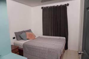 Ένα ή περισσότερα κρεβάτια σε δωμάτιο στο Nalu Home