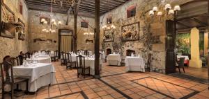 Hotel Rural Finca Salamanca في غيمار: مطعم فيه طاولات وكراسي في الغرفة