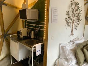 una pequeña cocina con fregadero y microondas en Dome - Colares, near the center of Sintra, en Colares