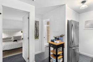 una cocina con nevera y una habitación con 1 dormitorio en Charming Condo With Views Of Mont-tremblant, en Mont-Tremblant
