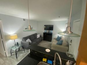 uma sala de estar com um sofá e uma mesa em Seaside Sanctuary Condo Villa - Private Beach Access, 3 Pools em Hilton Head Island