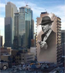 um cartaz de um homem de chapéu a segurar um telemóvel em House crescent em Montreal