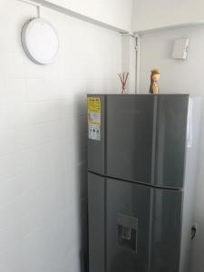 einen Kühlschrank in der Ecke eines Zimmers in der Unterkunft Apartamento Dúplex - Barrio Maldonado Tunja in Tunja