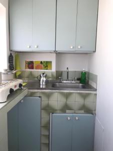 eine Küche mit weißen Schränken und einem Waschbecken in der Unterkunft Apartamento Dúplex - Barrio Maldonado Tunja in Tunja