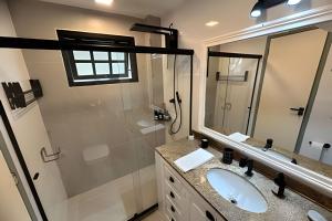 Um banheiro em Flat Âncora Confortável Duplex a Beira mar