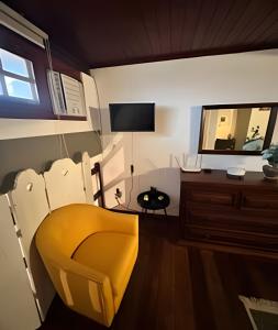 Uma TV ou centro de entretenimento em Flat Âncora Confortável Duplex a Beira mar