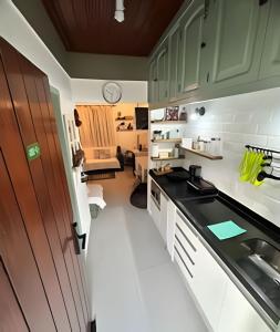 A cozinha ou cozinha compacta de Flat Âncora Confortável Duplex a Beira mar