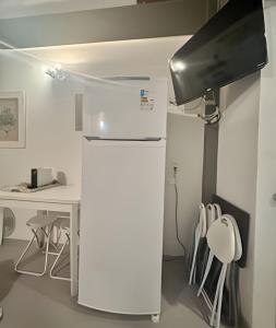A cozinha ou cozinha compacta de Flat Âncora Confortável Duplex a Beira mar