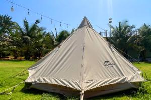 una tenda sull'erba in un campo di Bàu Trắng Farmstay a Ấp Thiẹn Ái