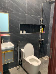 ein Bad mit einem WC und einem Waschbecken in der Unterkunft Pin's House in Xã Tân Phát