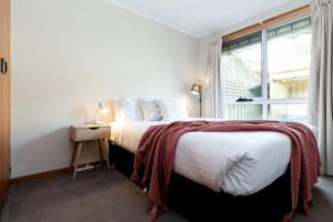 een slaapkamer met een groot bed en een raam bij Beautiful Sunny Home: Close to the CBD & Gorge in Royal Park