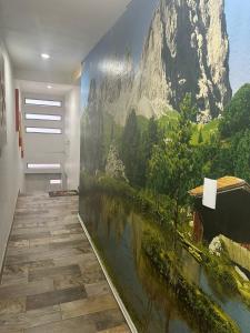 un pasillo con un mural de montaña en Casa Vázquez , "Como en casa" , hospédate con nosotros y recibirás una atención personalizada, servicio y confort nos distingue., en Pachuca de Soto