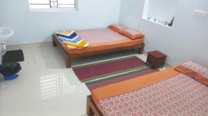 Funk monk hostel PONDICHERRY客房内的一张或多张床位
