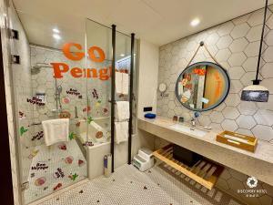 a bathroom with a shower with a go pong sign at Discovery Hotel in Magong