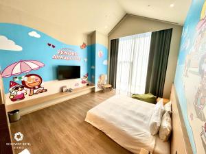 a childrens bedroom with a disneyland anaheimasyasyasy room at Discovery Hotel in Magong