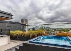 uma piscina no telhado de uma casa em Modern 2br Apartment With Free Carpark And Pool em Melbourne