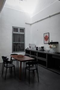 una cucina con tavolo e sedie in una stanza di Aayu Melayu a George Town