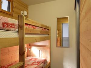 a bedroom with two bunk beds in a cabin at Studio Plagne Aime 2000, 1 pièce, 4 personnes - FR-1-181-2557 in Aime-La Plagne