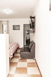 uma sala de estar com um sofá e uma cama em Hermoso departamento en Oaxaca con estacionamiento em Oaxaca City