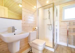 y baño con aseo, lavabo y ducha. en Messingham Lakes, en Messingham
