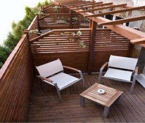 2 sillas y una mesa en una terraza de madera en Hotel Arena, en Gijón