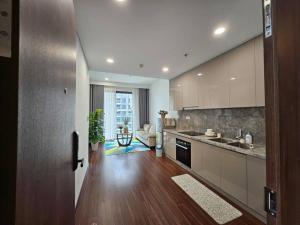 Kuchyň nebo kuchyňský kout v ubytování Căn góc Masteri 2N+ view hồ đẹp