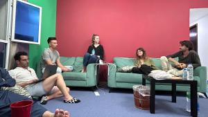 Oaspeți care stau la Basil Hostel