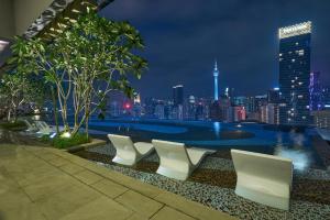 uma vista para o horizonte da cidade à noite a partir de um edifício em Sleeping Lion Suites em Kuala Lumpur