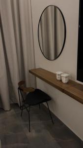 a mirror and a chair in a room at شقه بطراز نجدي فاخر 2 in Riyadh